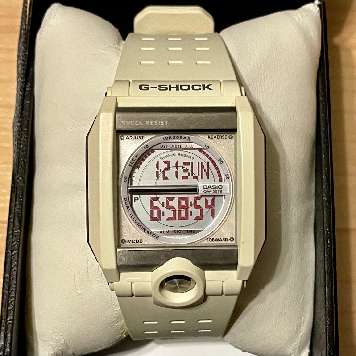 WTS] Casio G-Shock G-8100-7 Vintage Dual Illuminator Red LCD 