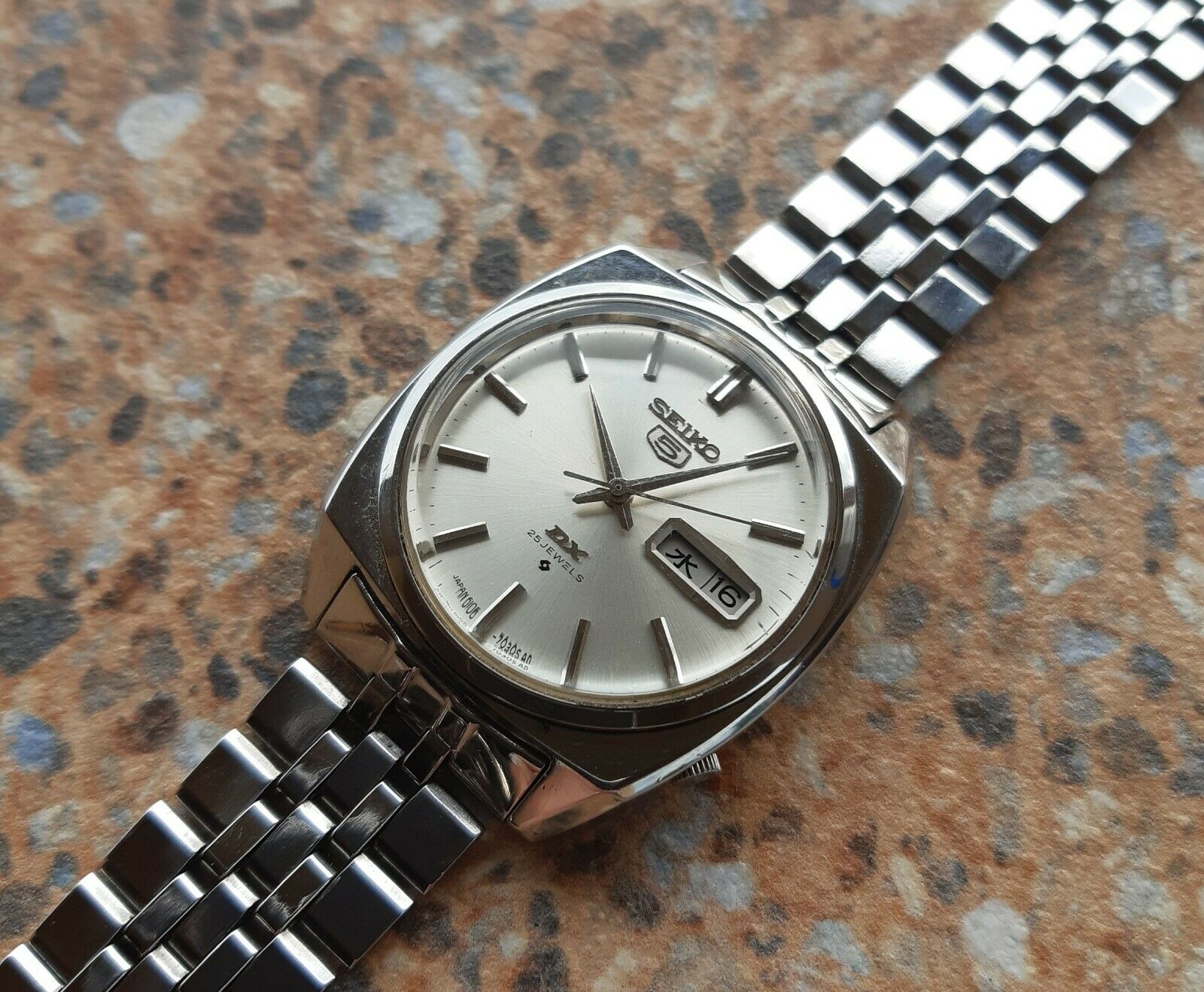 Vintage Seiko 5 DX 25 Jewels Automatic 6106 7050 September 1968 35