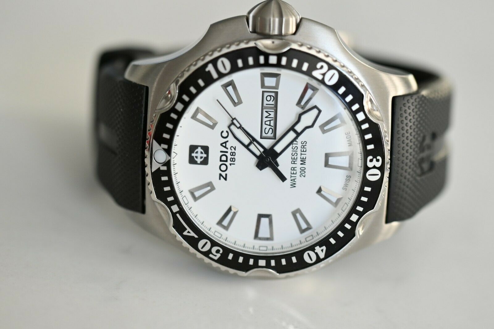 Zodiac Deep Reef Watch Z07901 Mens 200m White Dial Black Bezel
