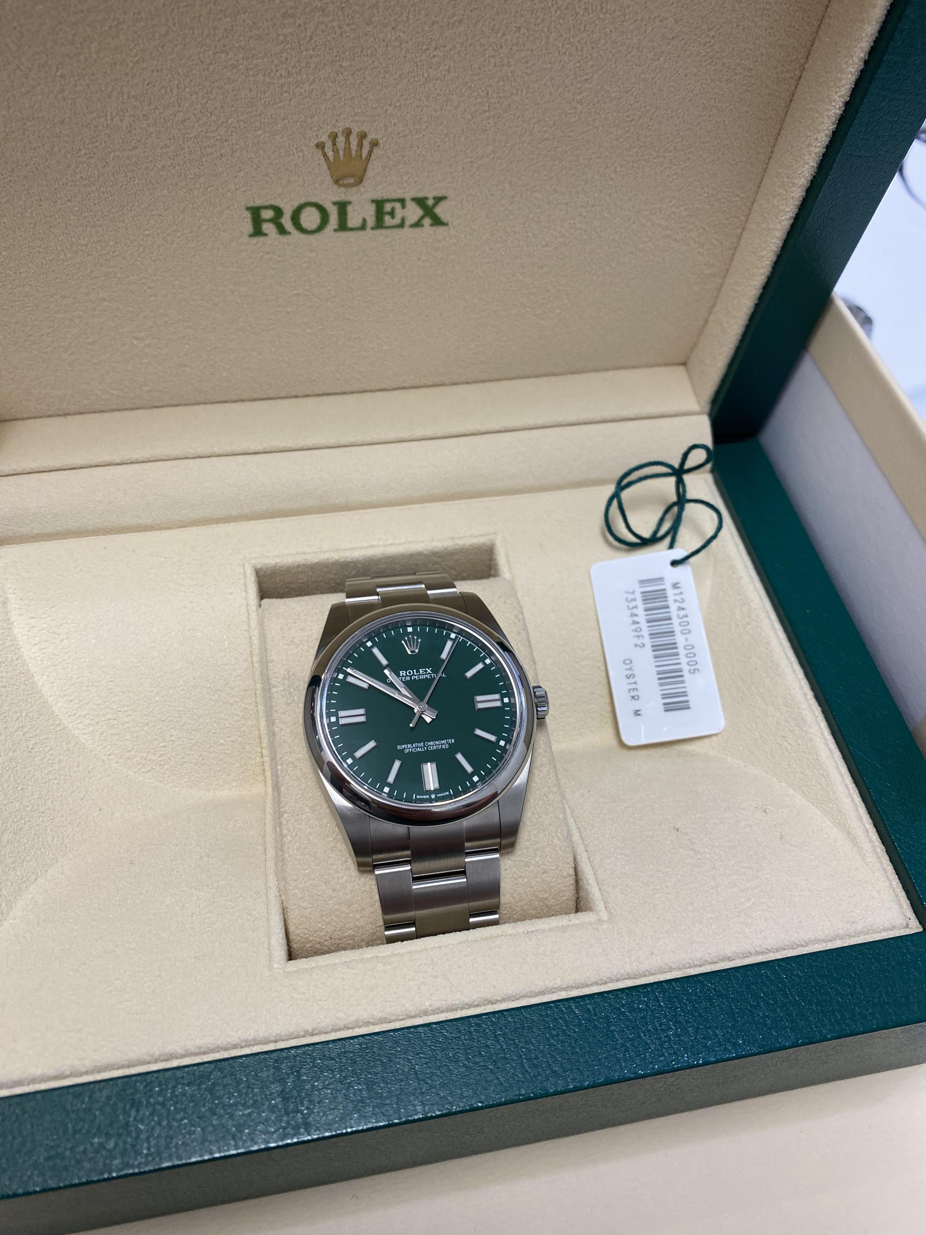 Rolex Oyster Perpetual in Oystersteel, M124300-0005