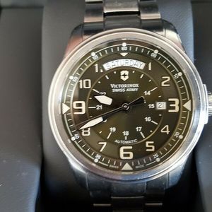 ワイ Victorinox Swiss Army Men's 241374 Infantry Vintage Day and Date