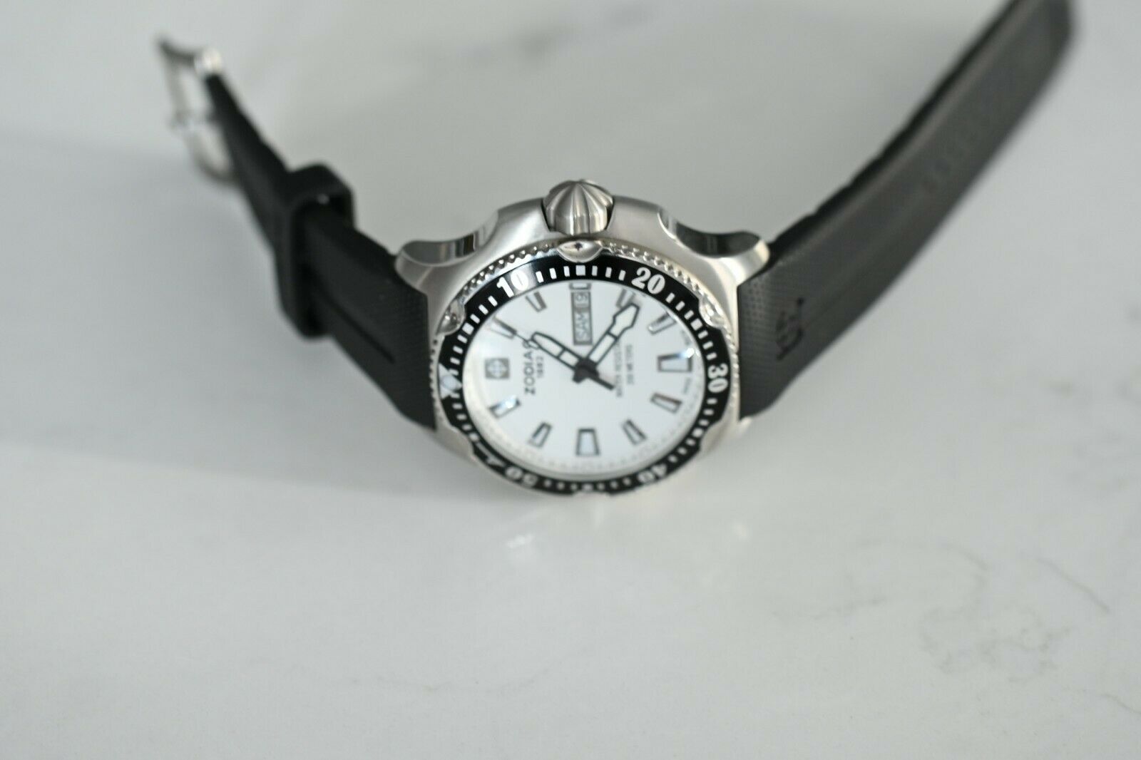 Zodiac Deep Reef Watch Z07901 Mens 200m White Dial Black Bezel