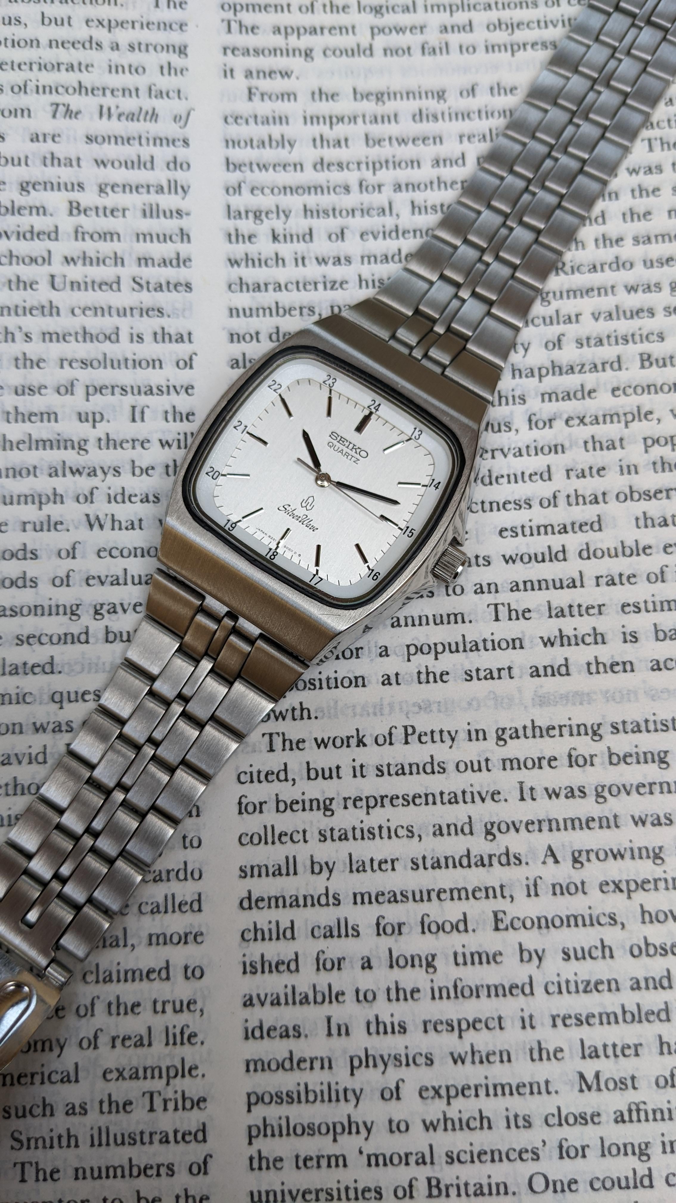 Seiko 8221-5020 Silver Wave Quartz Watch 33mm x 38mm 80's