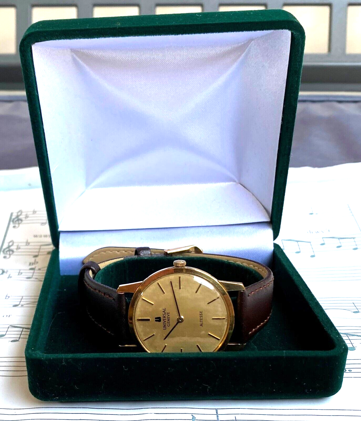 UNIVERSAL GENEVE VINTAGE ULTRA-THIN DRESS WATCH REF. 542101 