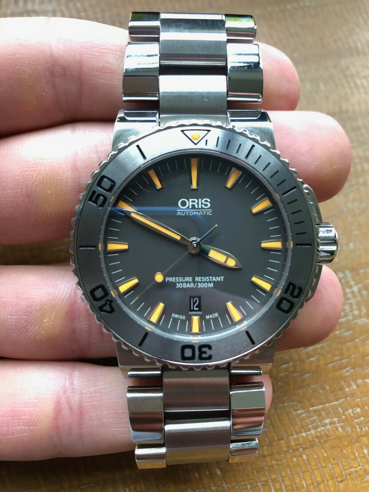 Oris Aquis 43mm. Steel diving bezel. Grey dial with orange lume