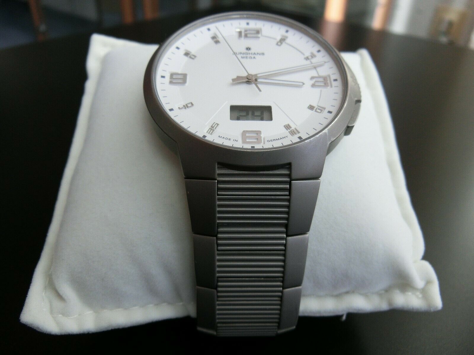 Junghans Voyager Mega Titanium Funkuhr Saphire Crystal Glas All