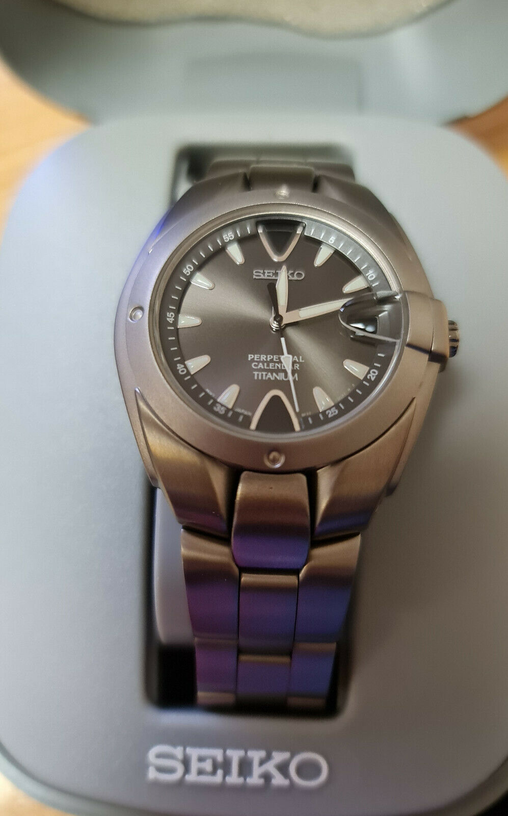 SEIKO TITANIUM PERPETUAL CALENDER 8F32 0040 CYCLOPS DATE VERY