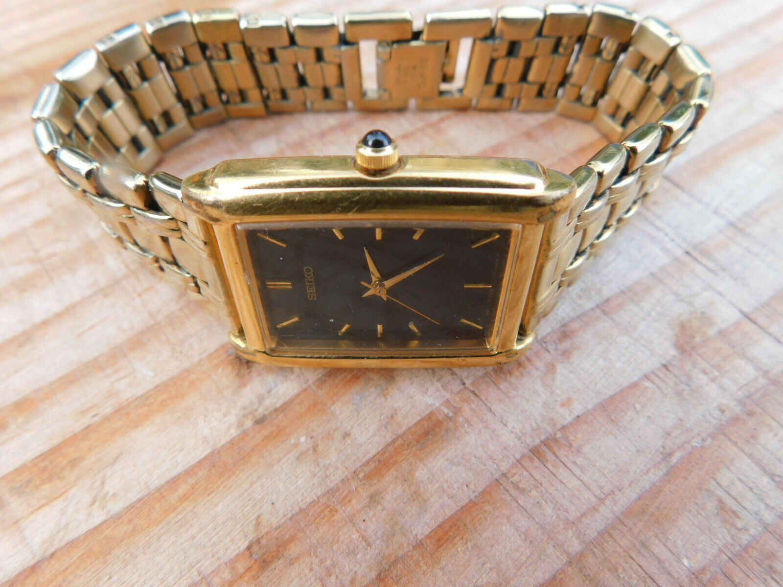 Vintage Seiko V701-5E49 Gold Tone Watch with fresh battery 