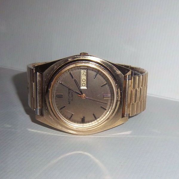 1980’s Men's Bulova Accutron Quartz Day Date Watch & band Gold Tone