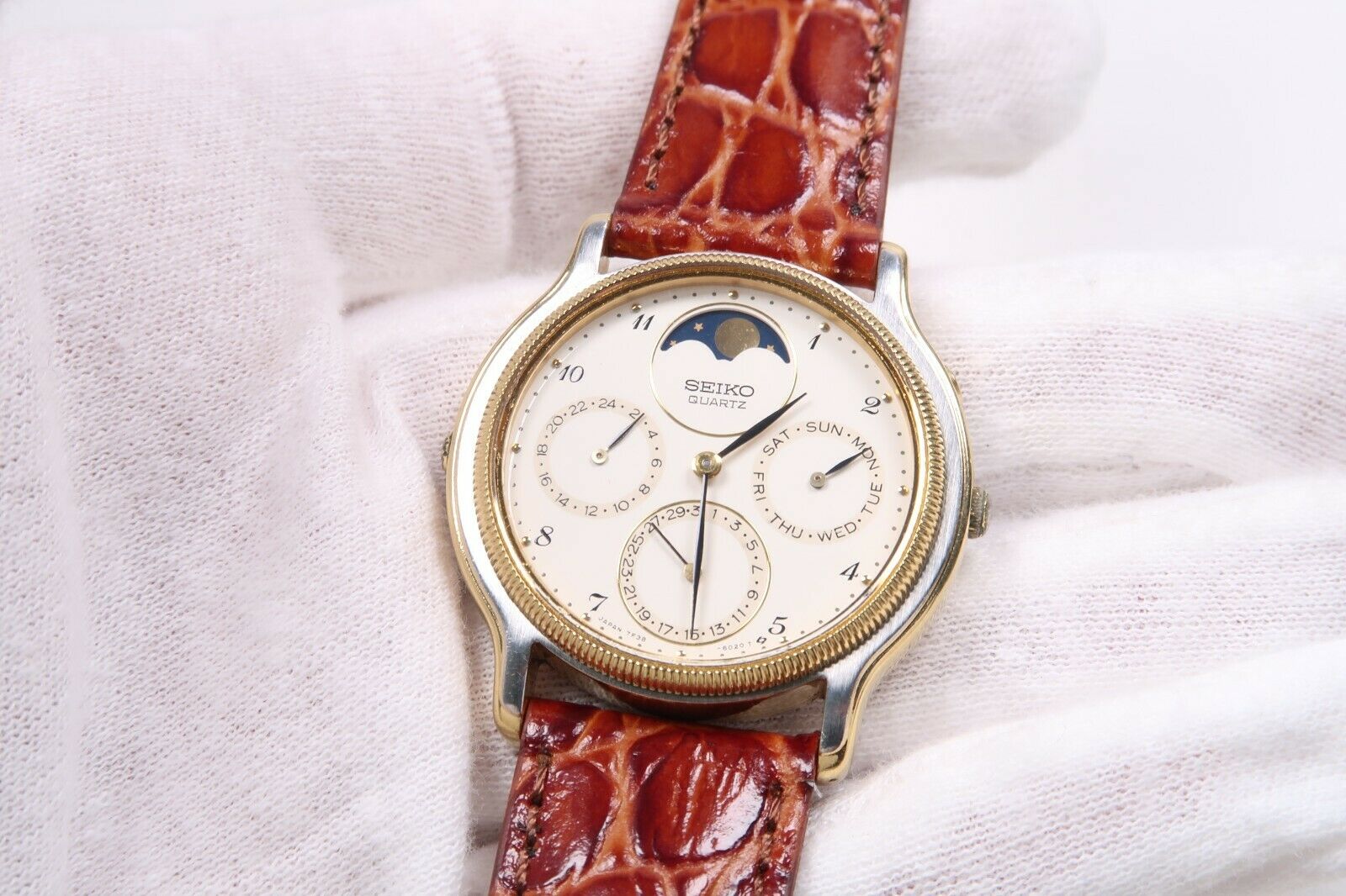 Vintage SEIKO QUARTZ 7F38-6190 MOON PHASE Watch JAPAN