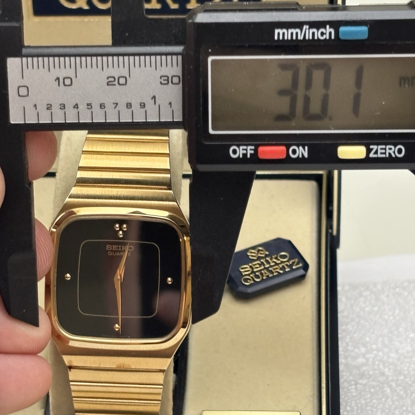 NOS Neo Vintage Seiko Watch 2620-5499 Gold Tone Black Dial 30mm