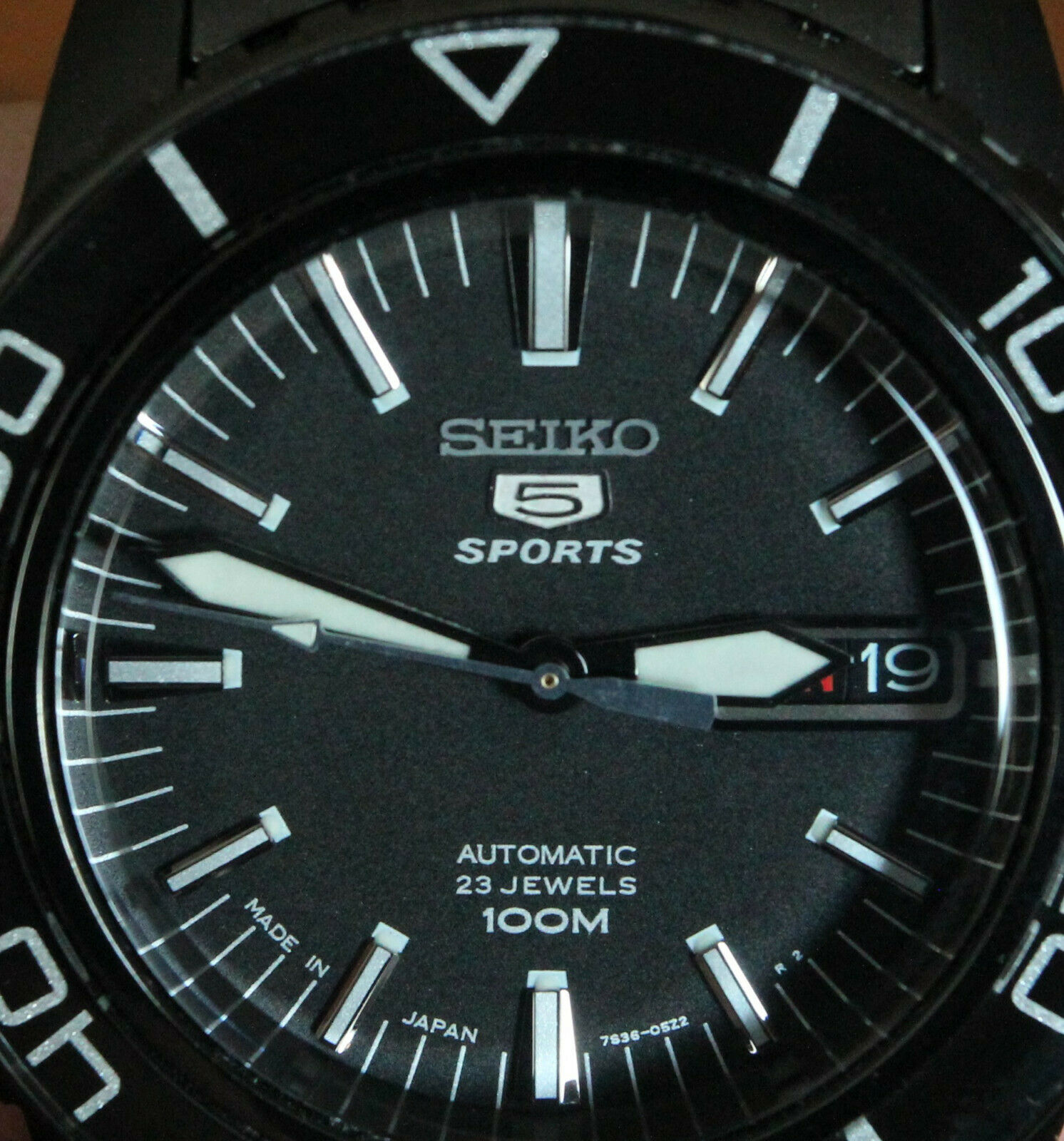 SEIKO 7S36-05Z2 100M SNZH59J1 DAYDATE ANODIZED AUTOMATIC MENS 