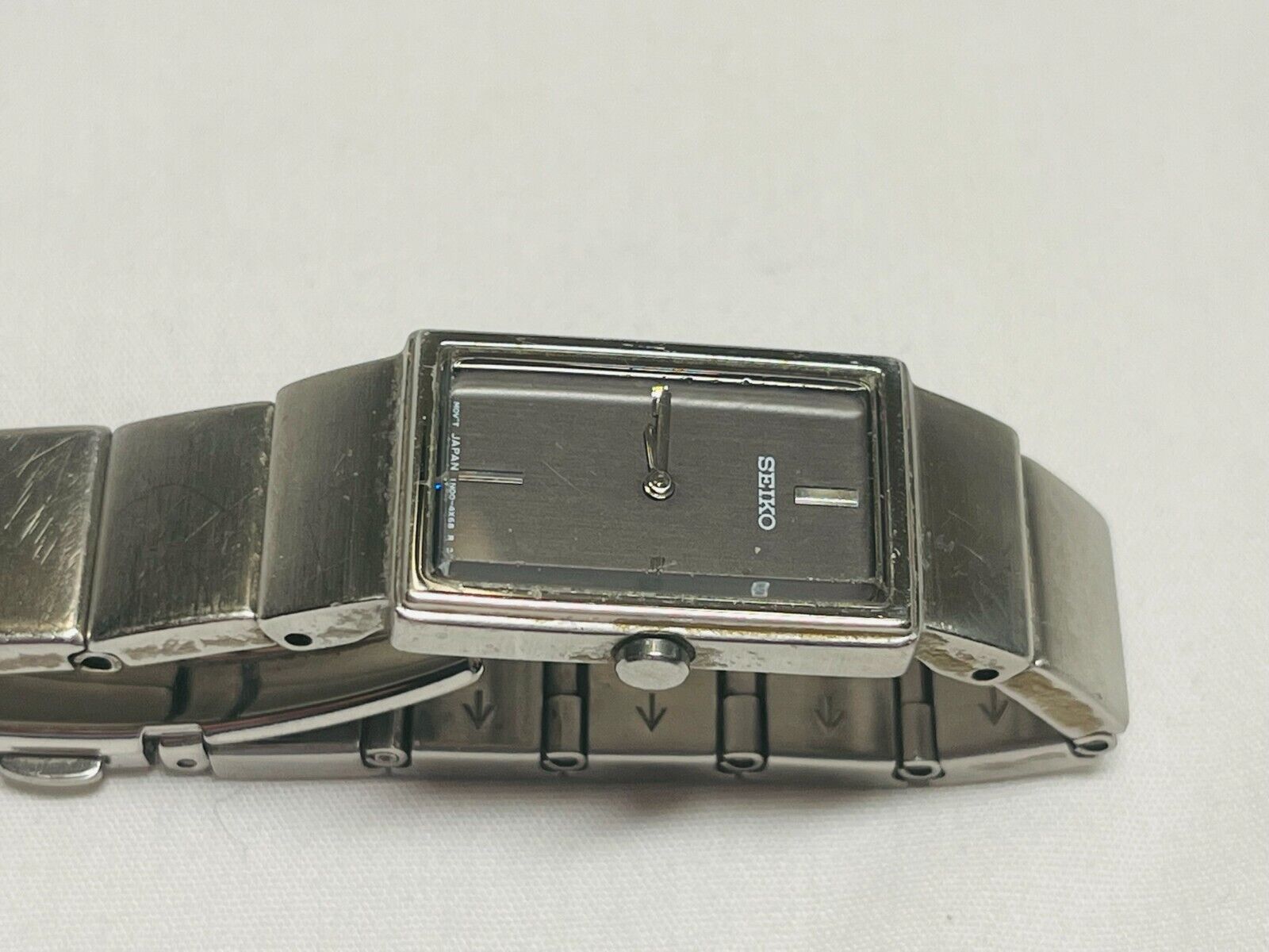 Vintage Ladies Seiko 1N00-6J30 Silver Tone Quartz Watch New 