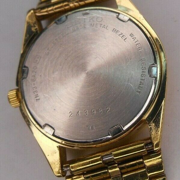 MENS 1990's SEIKO GOLD TONE QUARTZ WATCH DAY/DATE 7N33-6A20 - New