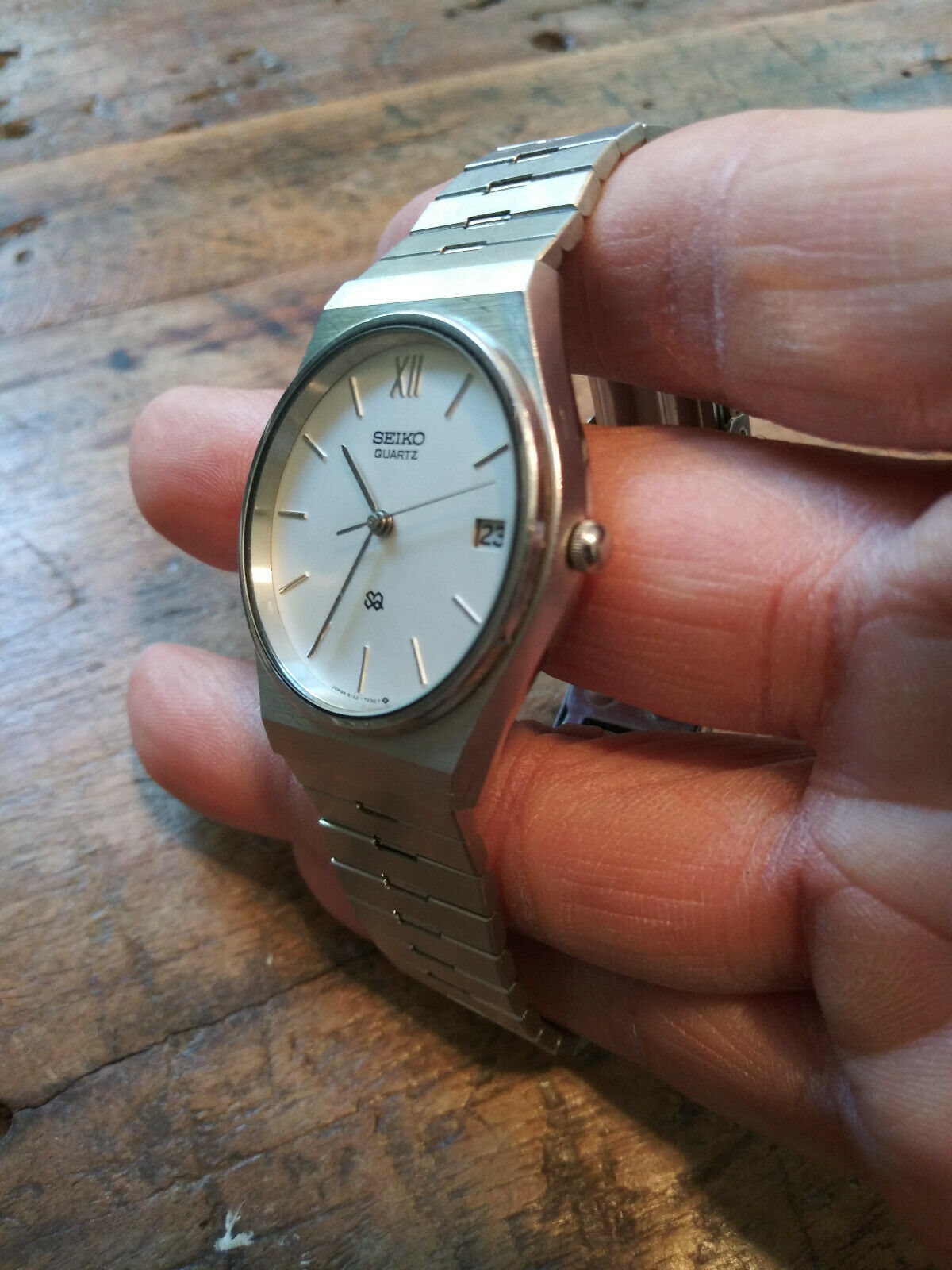 Vintage 1983 Seiko SQ 8122-7029 Silver Dial Date Men