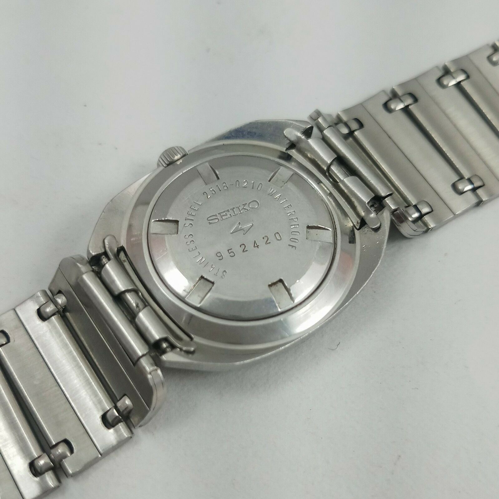 SEIKO 2518-0210 HAND WINDING 17 JEWELS DATE WOMEN`S VINTAGE WRIST