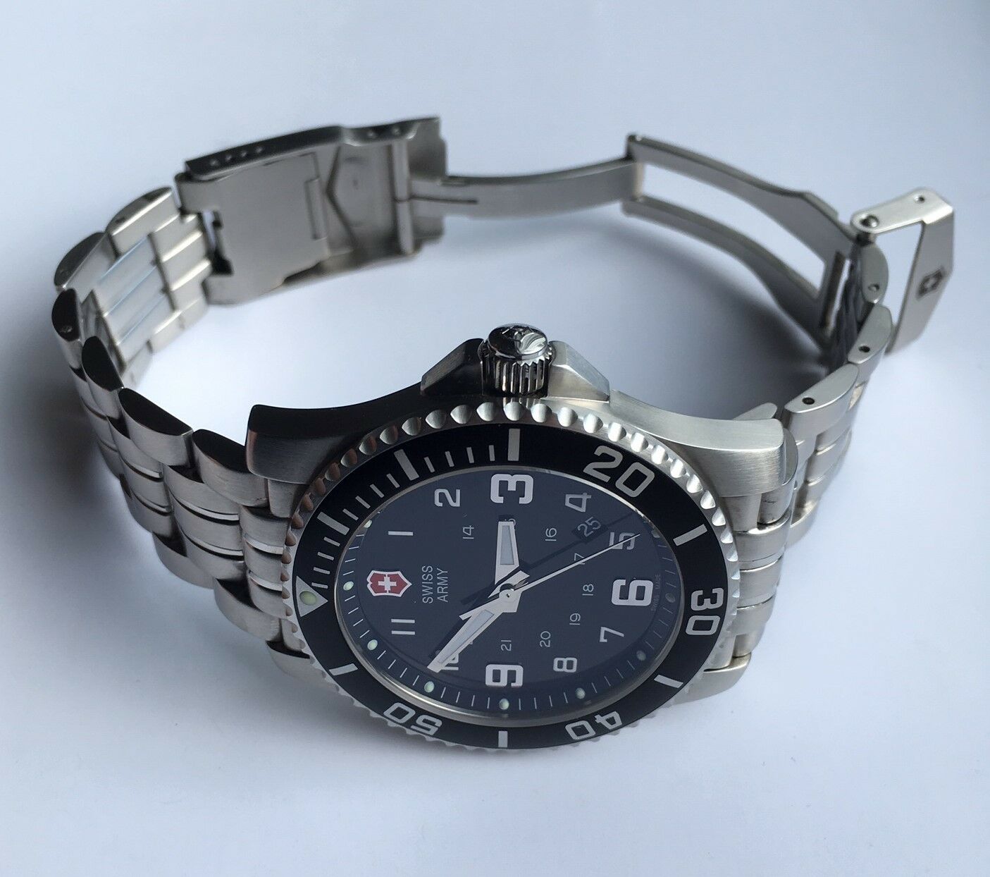 まぁ Victorinox Maverick Men's Dive Watch 24135 Sapphire Crystal 43mm
