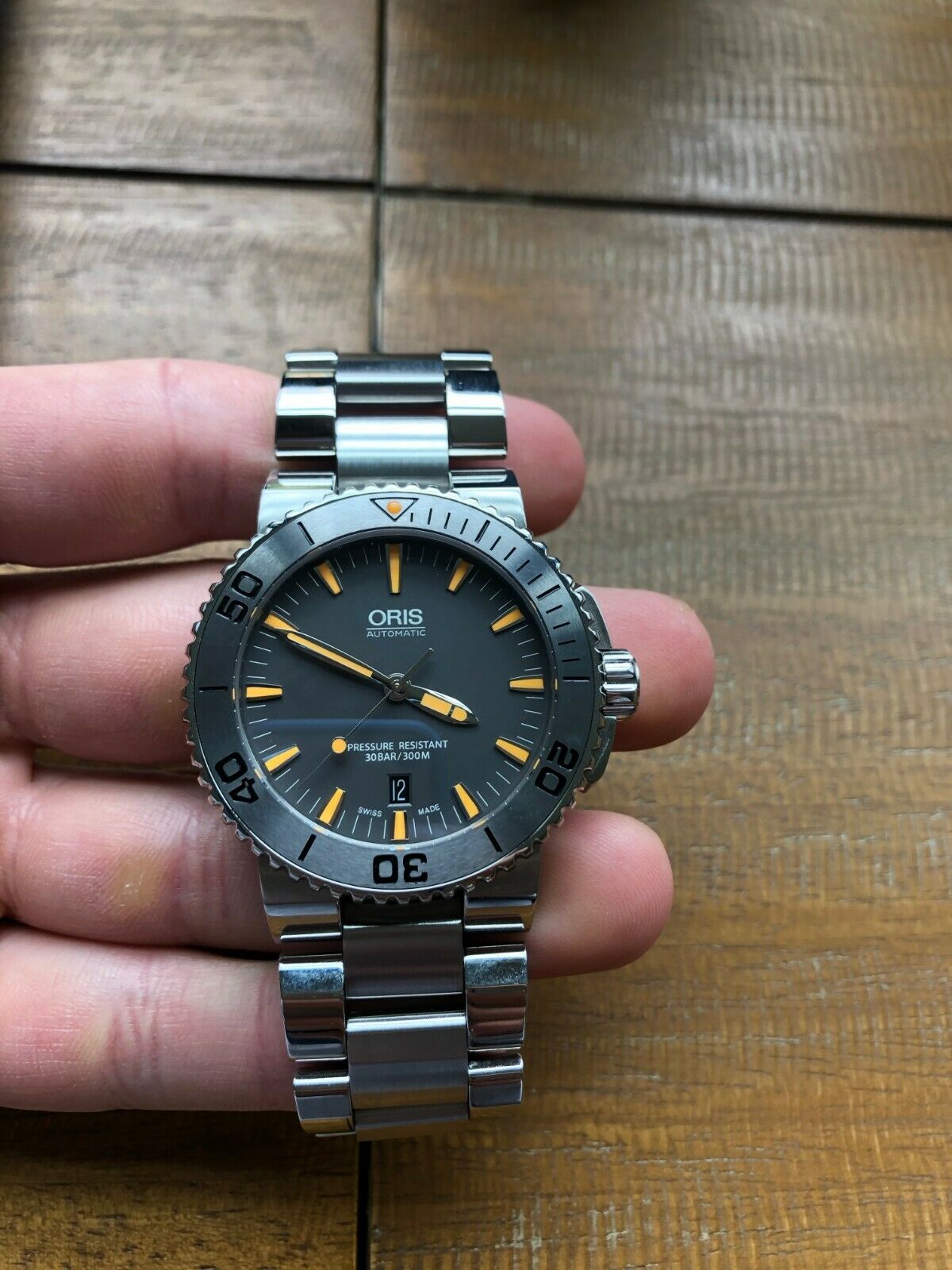 Oris Aquis 43mm. Steel diving bezel. Grey dial with orange lume