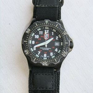 Luminox Series 8400 Diver Professional Watch w/ New Battery Works 