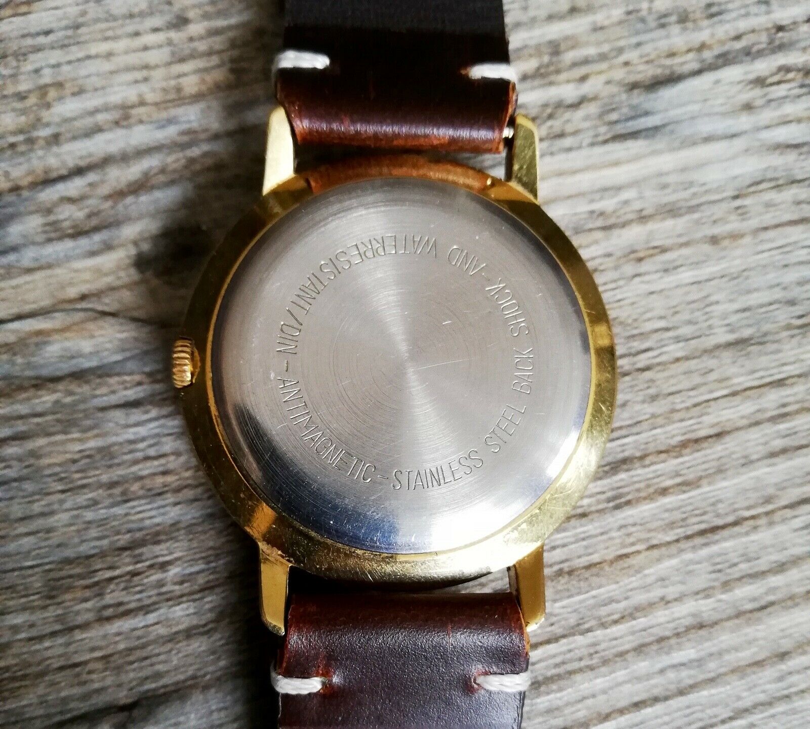 JUNGHANS ASTRA QUARTZ eine der ersten Quarzuhren JUNGHANS ASTRA QUARTZ eine der ersten Quarzuhren