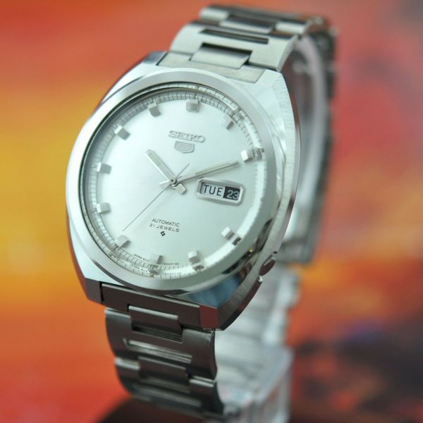 LARGE MINT VINTAGE SEIKO 6119 8273 AUTOMATIC DAY DATE QUICKSET 39MM NOS  WATCH | WatchCharts