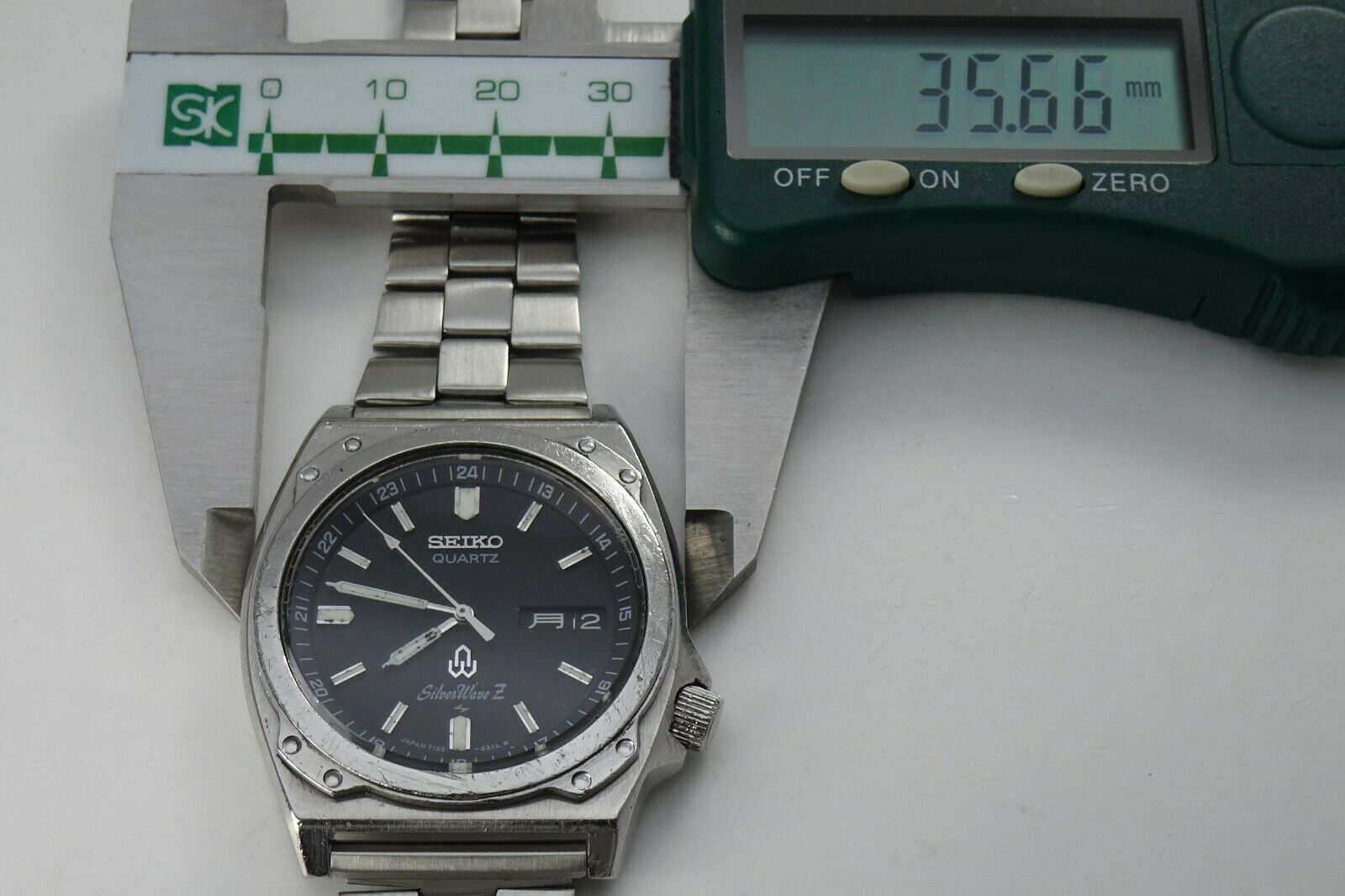 グッさん Vintage 1979 JAPAN SEIKO 71 SilverWave Z 7123-8200 2Jewels Quartz