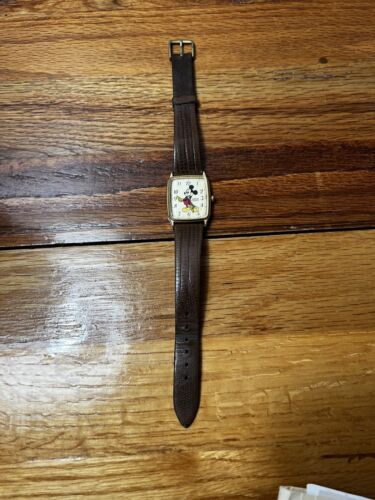 Vintage Lorus/Seiko Disney Mickey Mouse Watch Gold Case Model V515