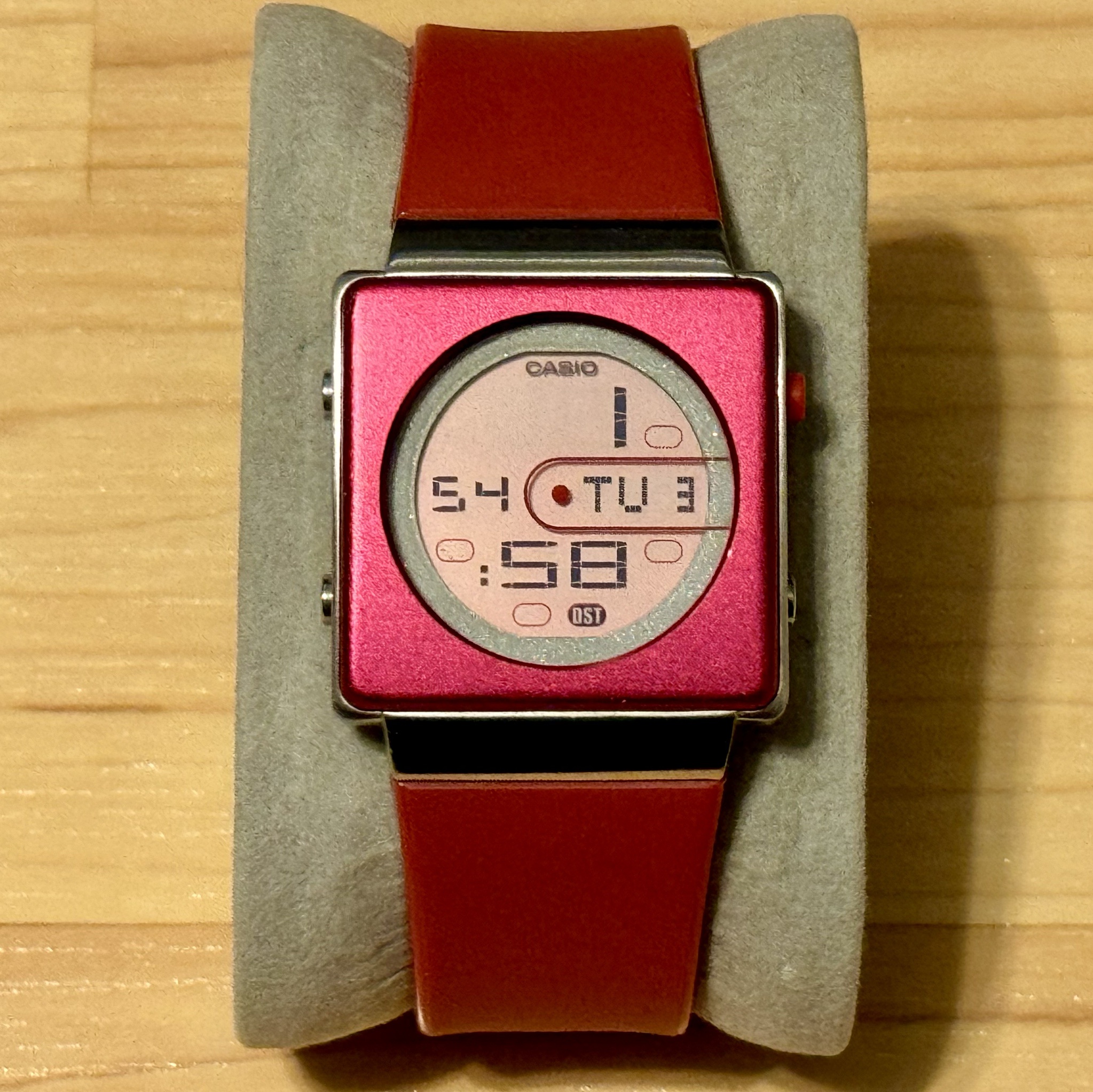 WTS] Casio Futurist LA-2001-4A Digital Watch 2999 Module Pink LCD