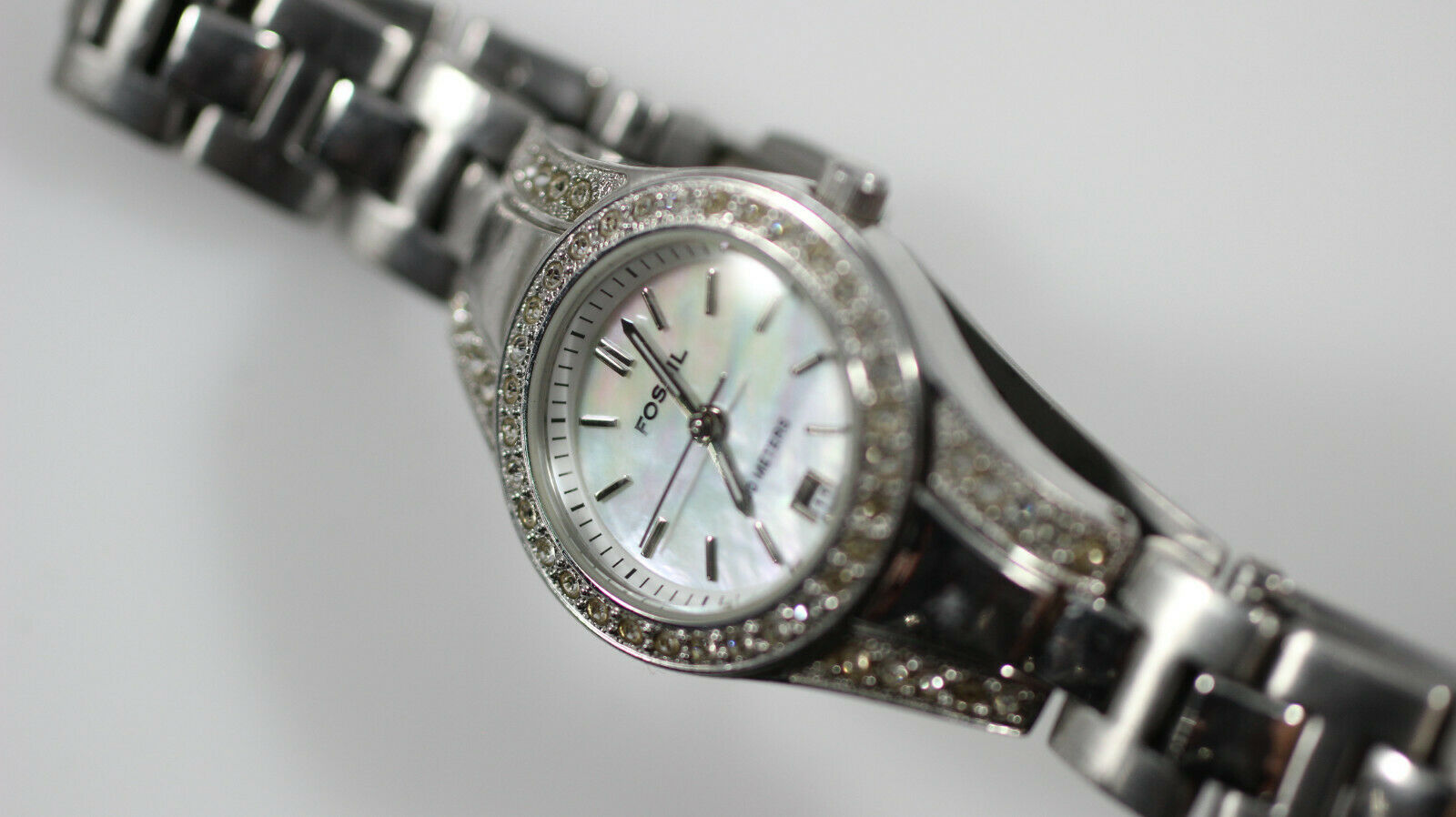 Fossil MOP Dial Silver Tone Glitz Date Women s Watch AM 4019