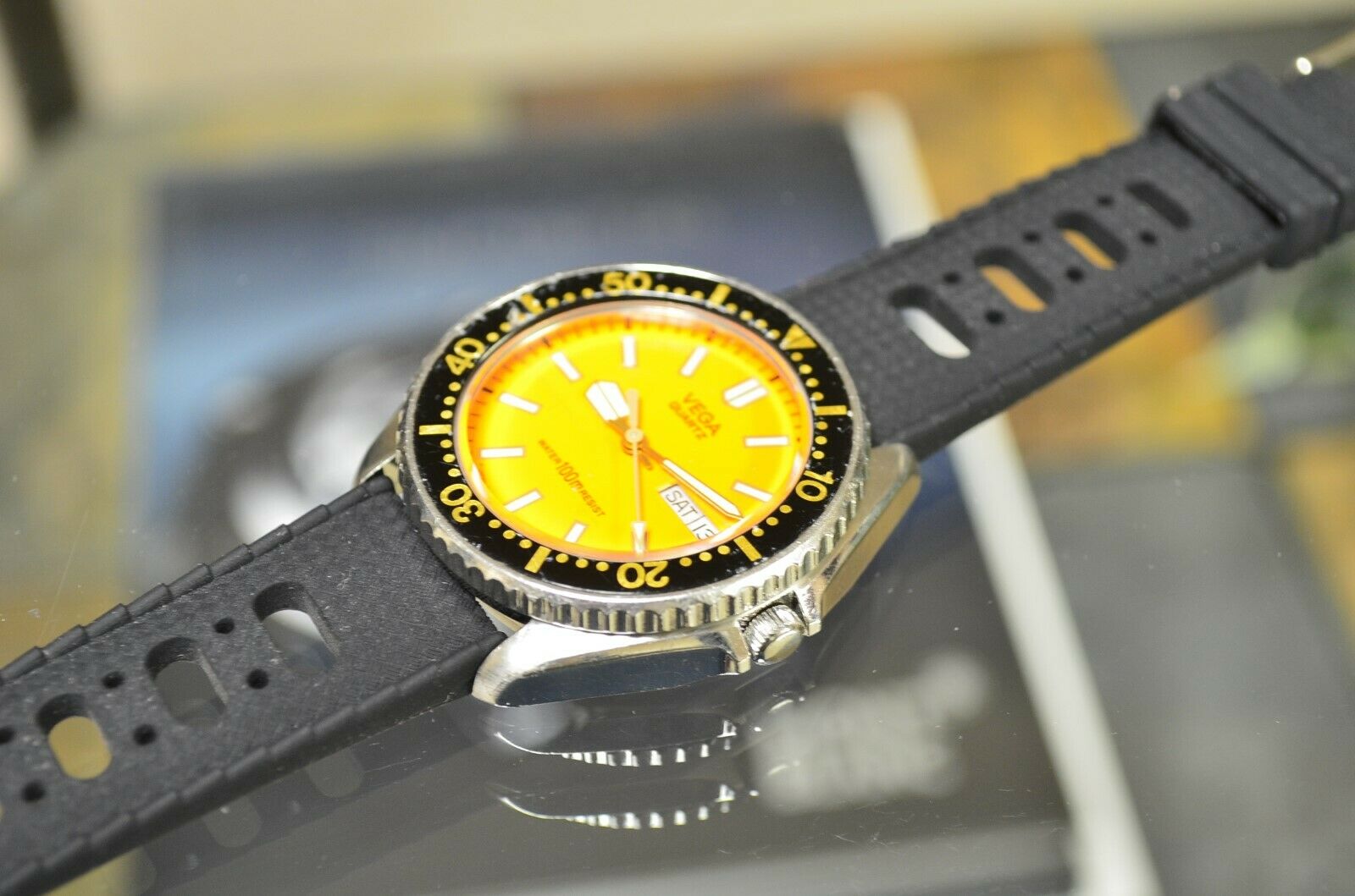 CITIZEN VEGA ORANGE DIVER 100M QUARTZ DIVE WATCH VINTAGE JAPAN