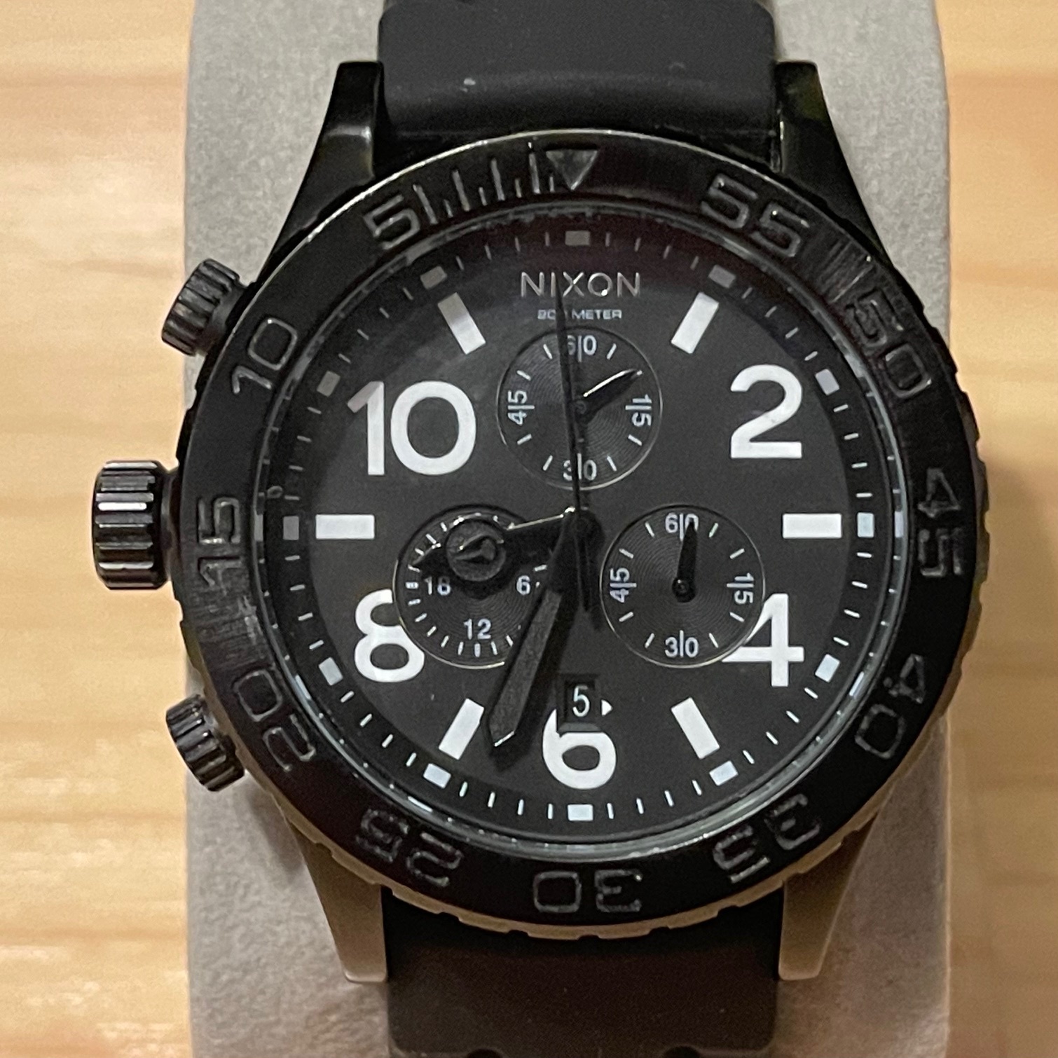 WTS Nixon The 42 20 Chrono Minimize Black Rubber Band Chronograph Men s Analog Watch WatchCharts Marketplace