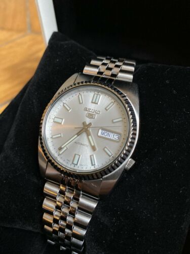 NEW SEIKO WATCH GREY DIAL SNXJ89 K1 SNXJ89K JUBILEE DATEJUST DAY