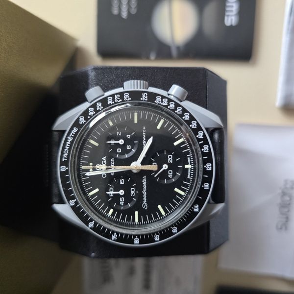 時計 MoonSwatch Mission to the Moon MISSION TO THE MOON - SO33M100 | Swatch® United States