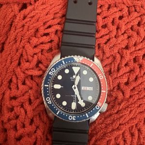 a vintage black dialled gents seiko quartz watch -6431-5110