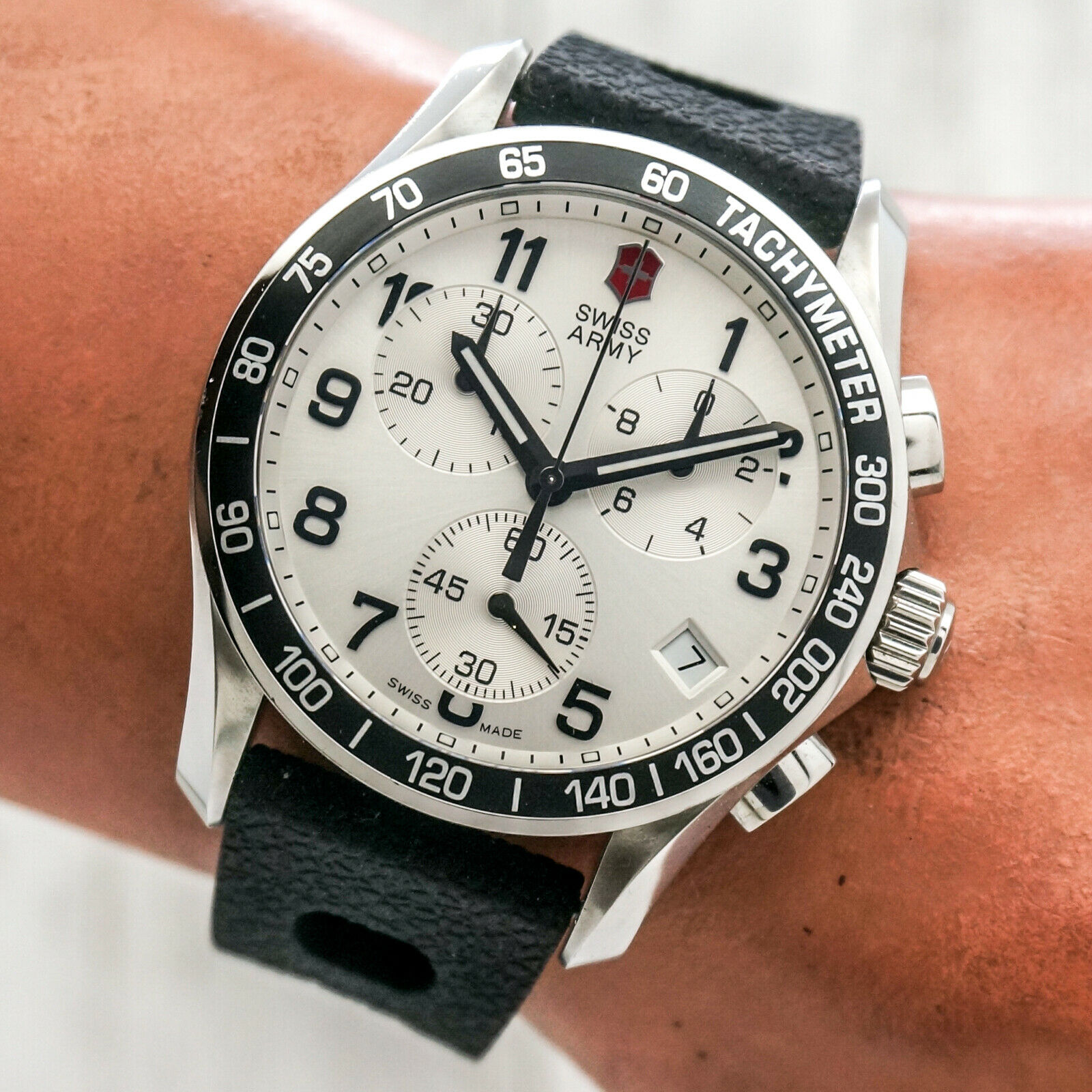 MONARCH 限定カラー　ホワイトシルバー Victorinox Swiss Army Mens Watch 241126 Silver Chronograph Date