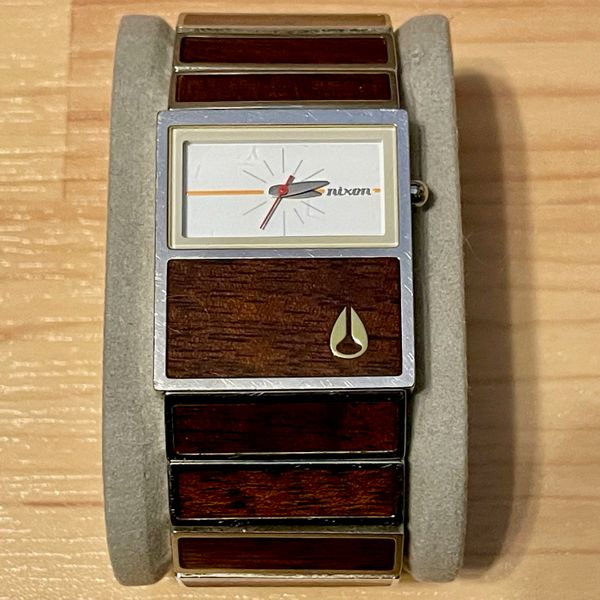 Nixon The Chalet Max and Relax Quartz Analog Chrome & Wooden
