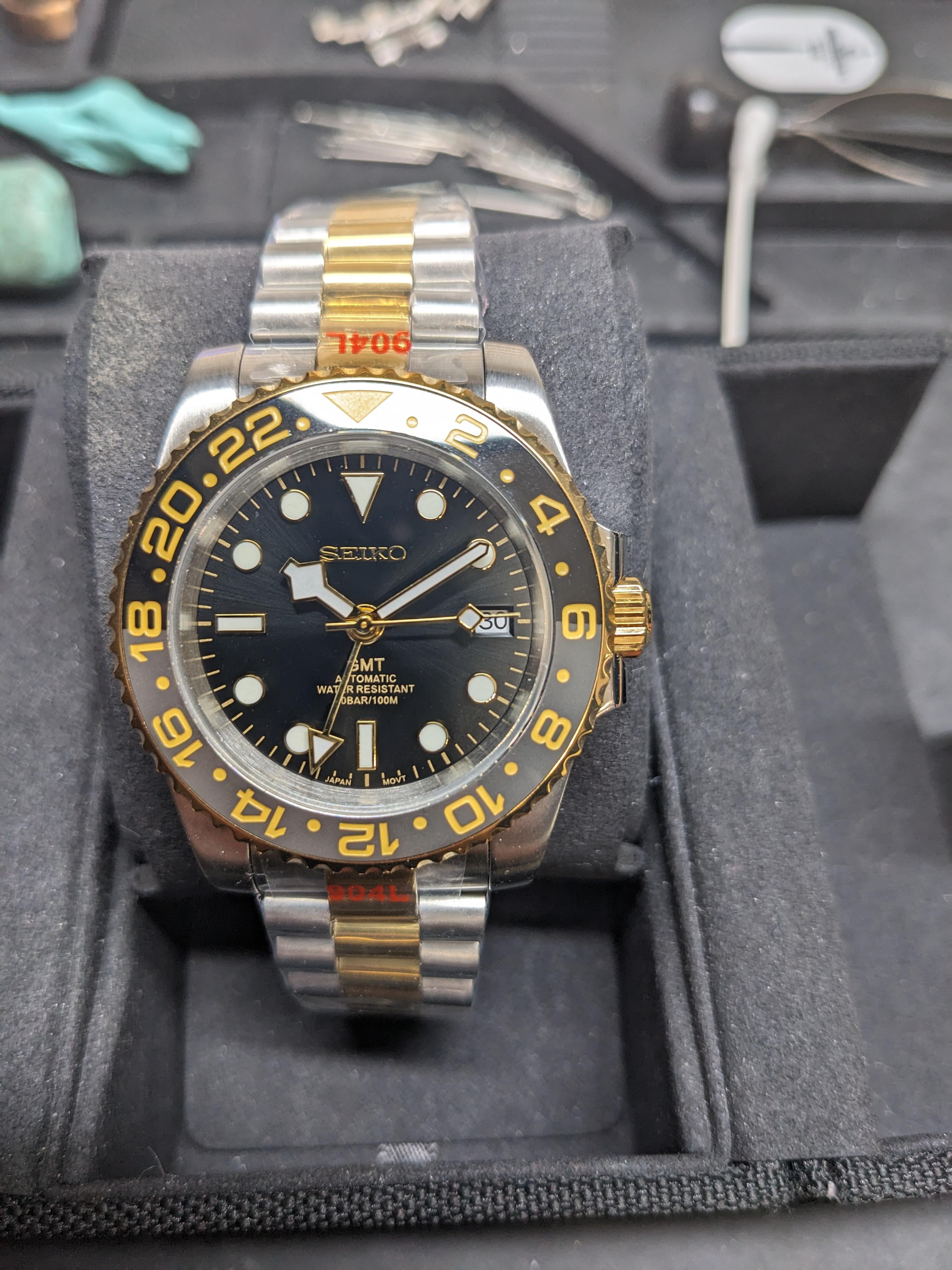 WATCH MOD カスタム NH34 GMT 金  gold 100m 防水 WTS] Custom GMT Mod: Two Tone Yellow Gold Black/Gray Bezel- Seiko