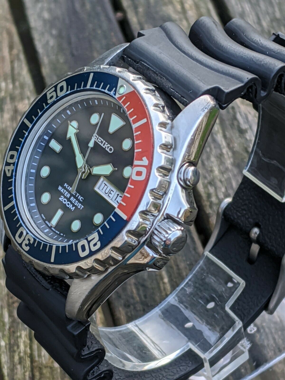 Seiko kinetic discount divers 200m price