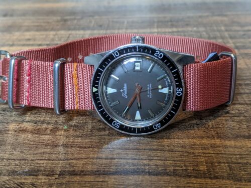 Vintage Tradition 70s Bakelite Bezel Skin Diver Mens 38mm Watch