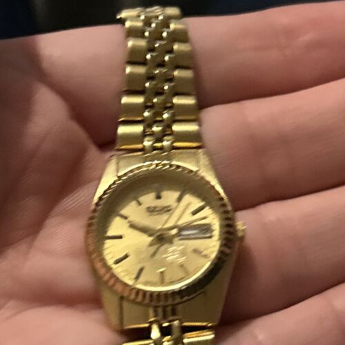 Ladies Seiko 7N83-0041 Z5319-I SWZ058 Gold Tone Day/Date Watch