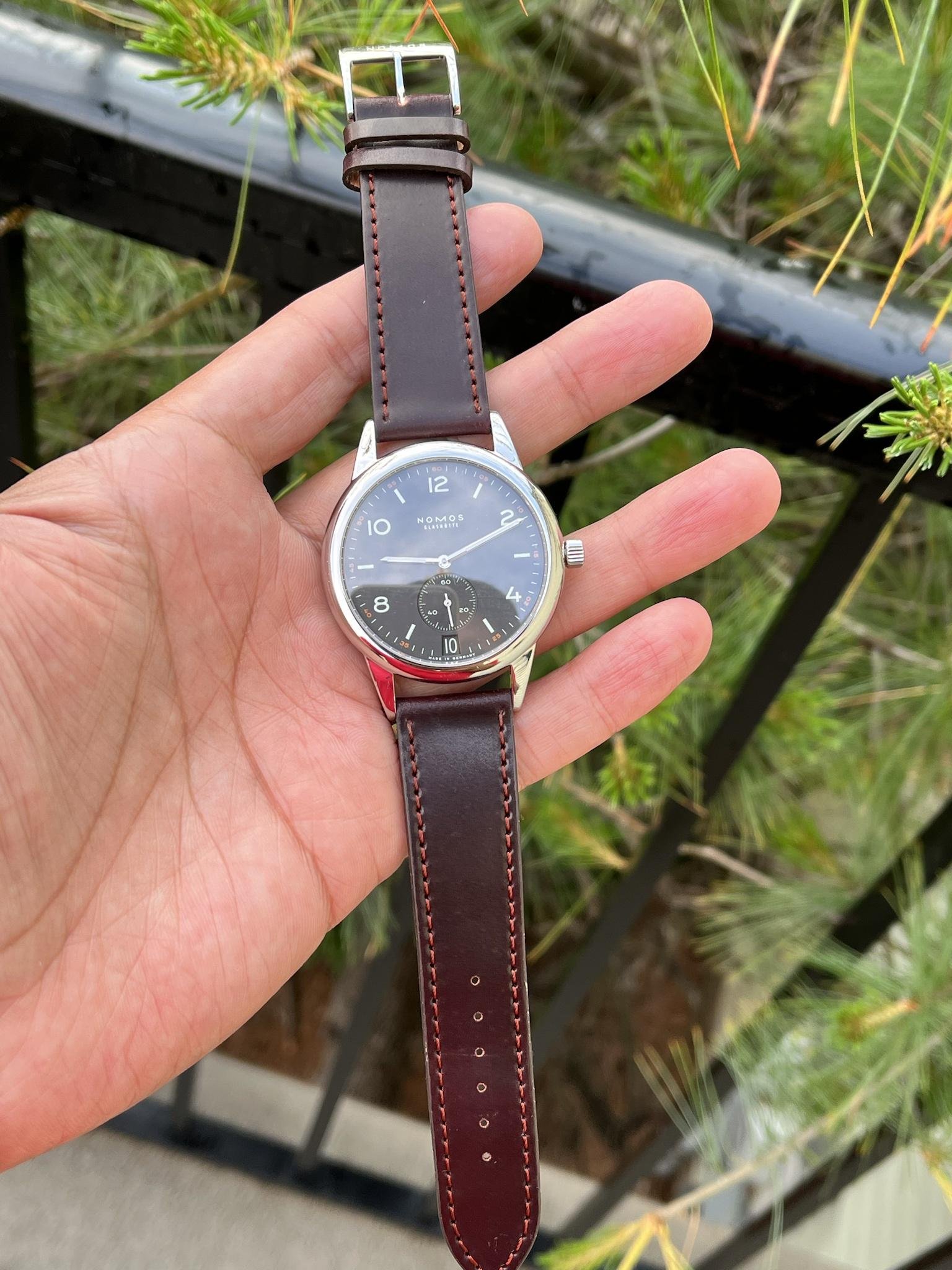 Nomos club deals datum dunkel