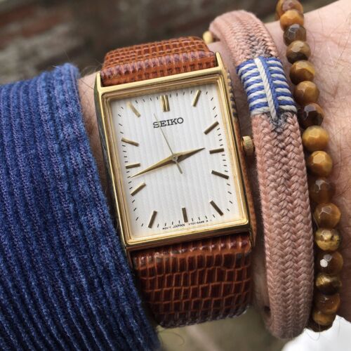 【稼働品】seiko tank　クォーツ　V701-5E10 ゴールド A neo-modern classic. Seiko Tank 'Louie' for men [Ref: V701