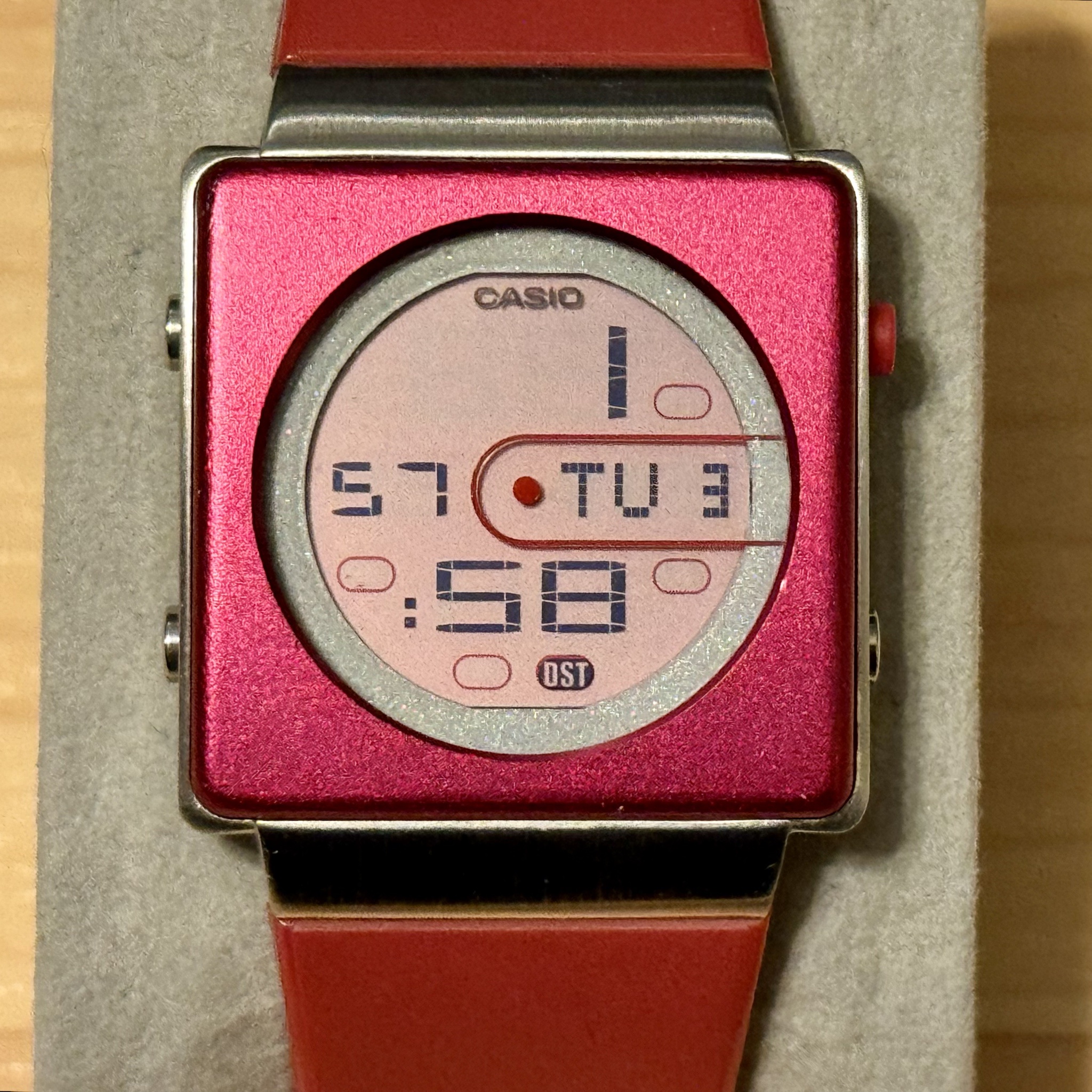 WTS] Casio Futurist LA-2001-4A Digital Watch 2999 Module Pink LCD