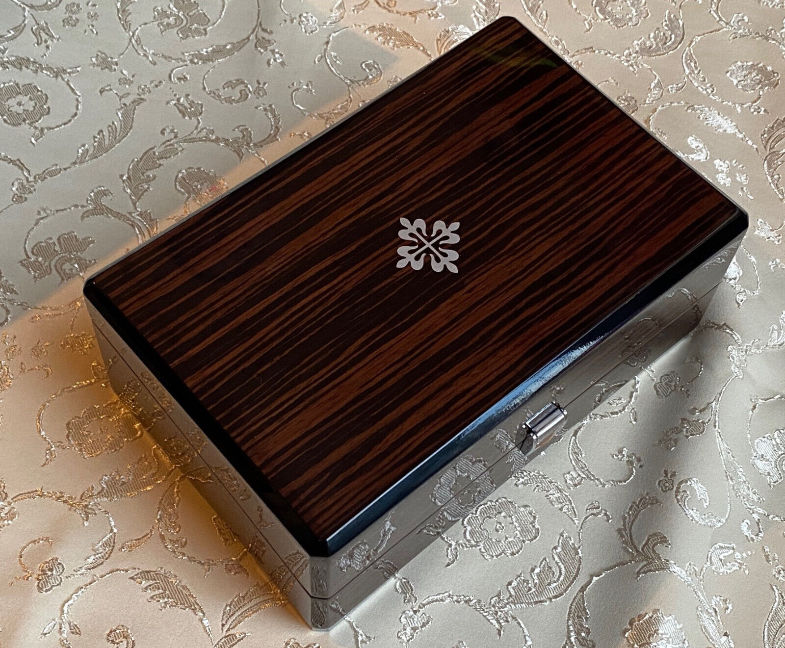 Patek philippe hot sale wooden box