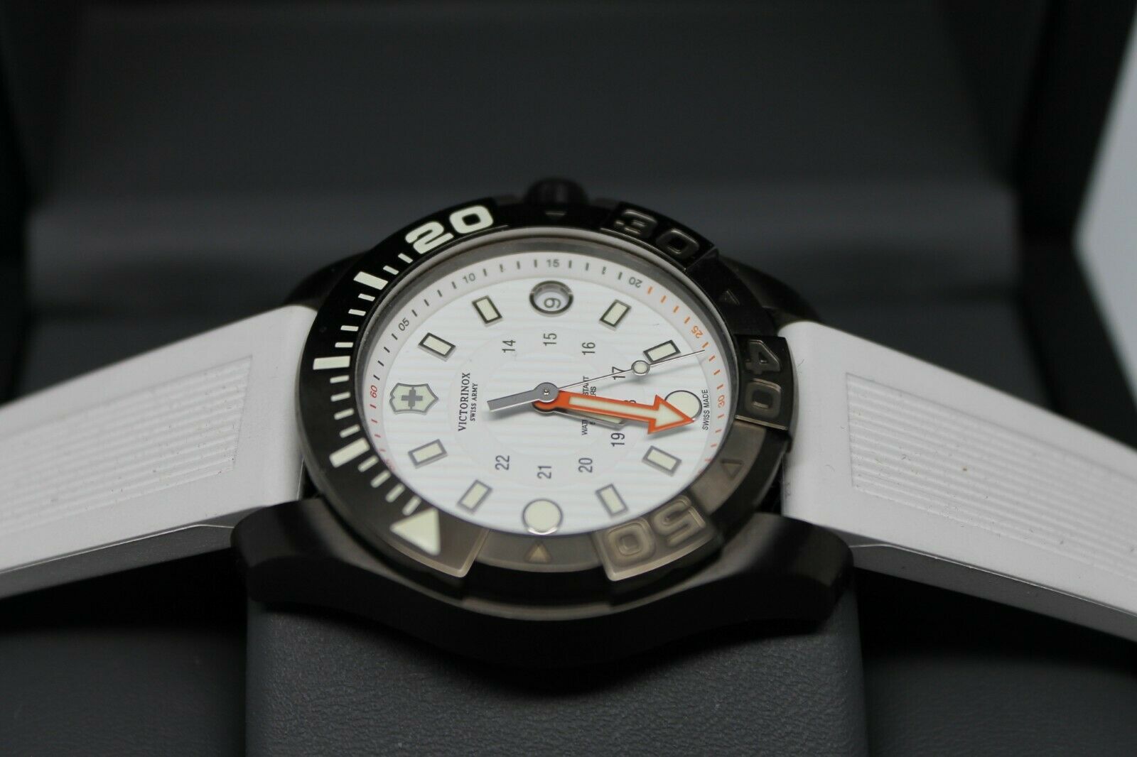 victorinox dive master 500 white
