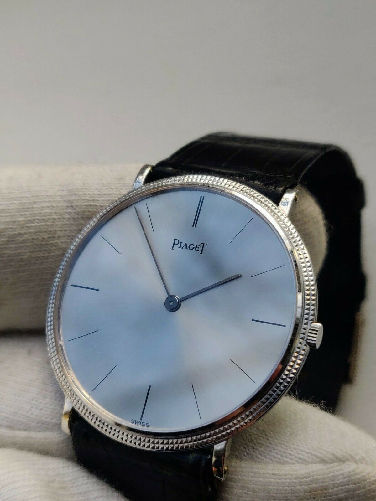 White gold Piaget 9031 Altiplano ultra thin 33.5mm. Hobnail bezel