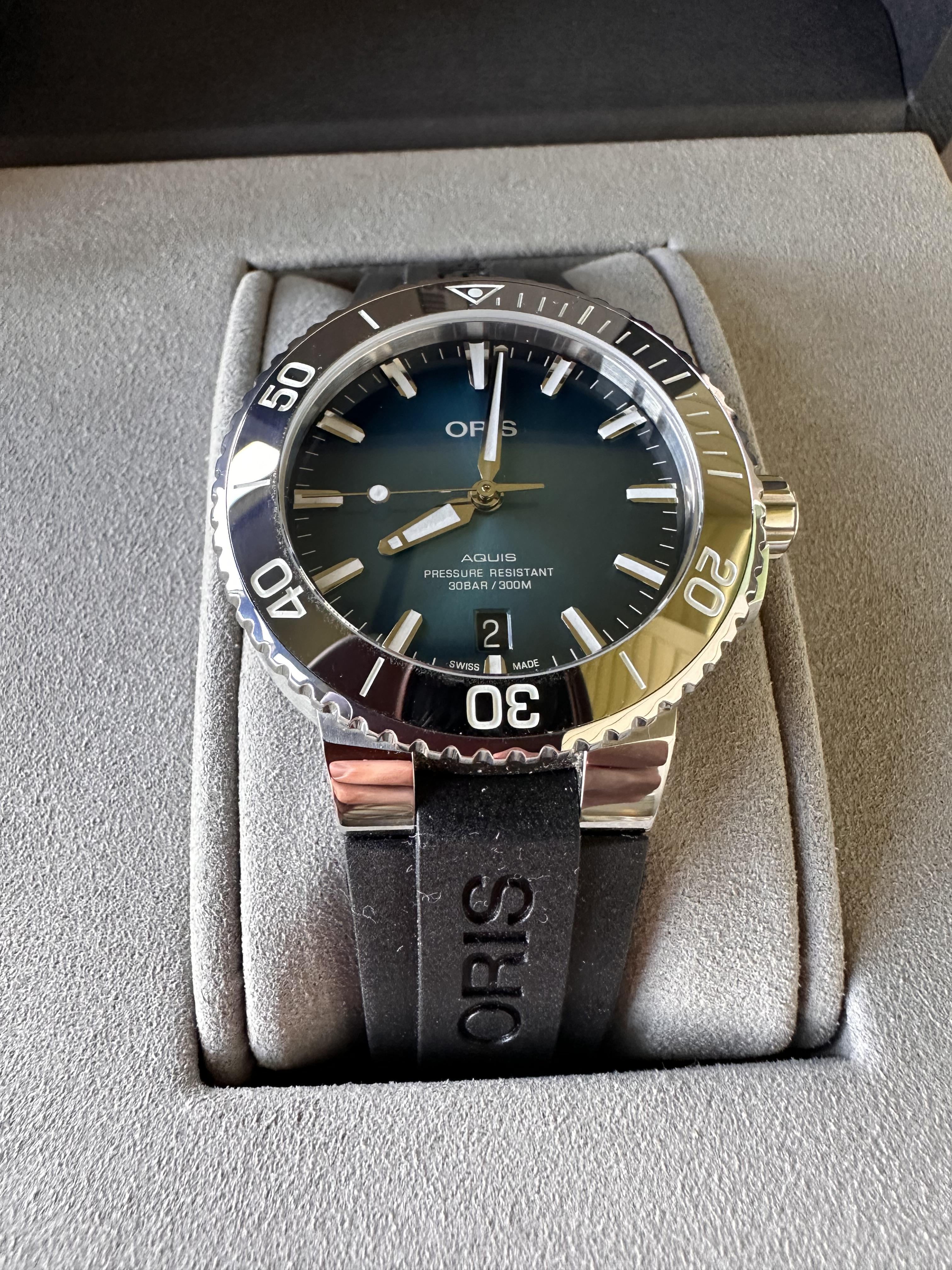 WTS Oris Aquis 39.5 Tungsten Bezel Includes both OEM Bracelet