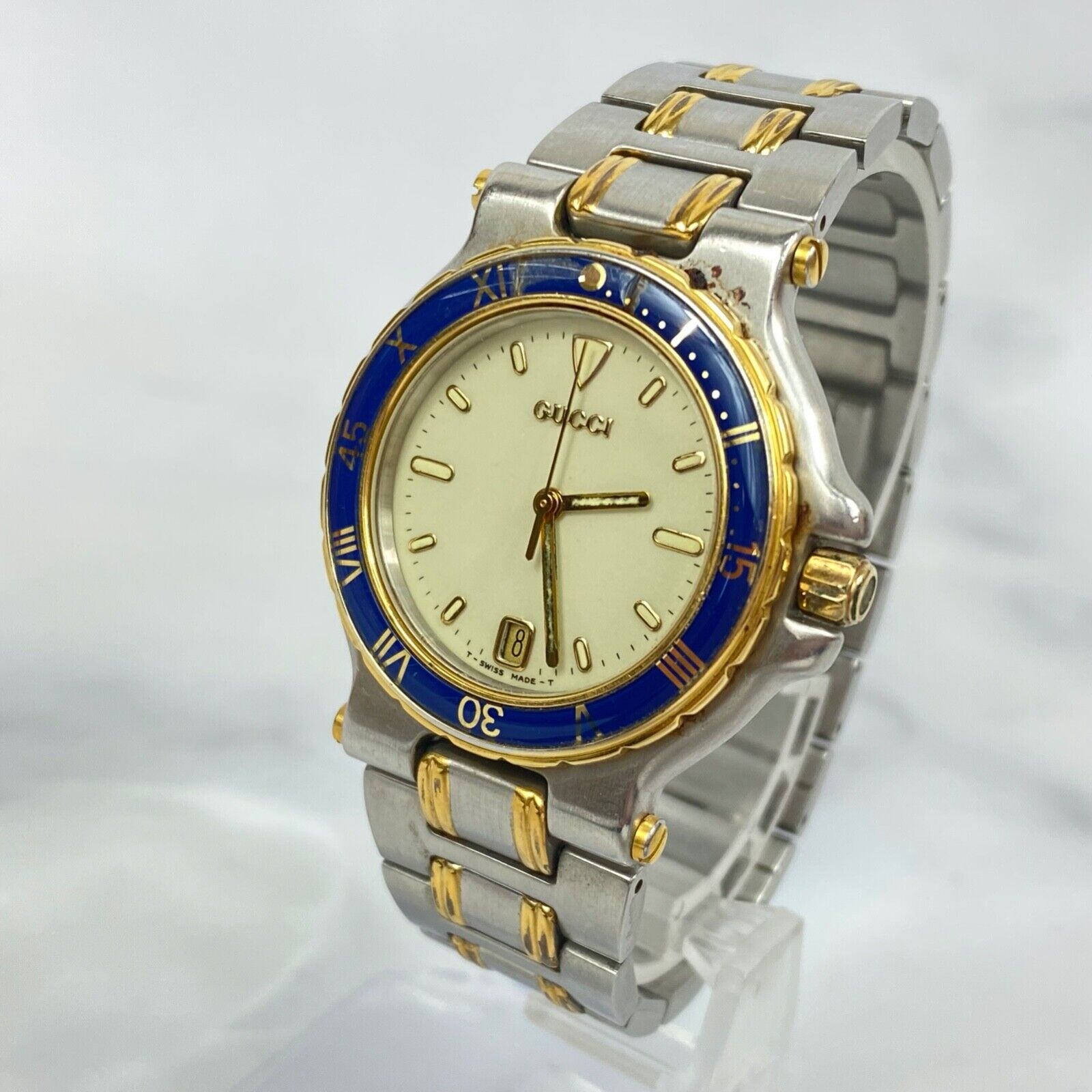 GUCCI 9700M Swiss Made Roman Numerals Date Quartz Mens Watch 