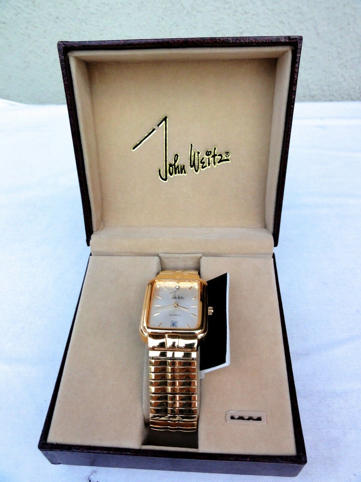 John weitz best sale quartz watch