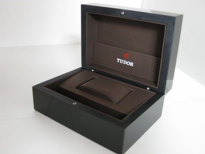 Watchbox tudor best sale